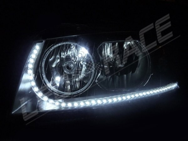 Blanc Flexible Étanche LED Bande Lumière De Voiture Intérieur Bande étanche  sous la Caisse pour Motos 12V Voiture Moto 5050-18SMD 32CM LED : :  Auto et Moto